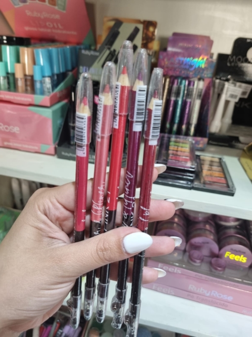 DELINEADOR EN LAPIZ NEGRO + DELINEADOR DE LABIOS PINK 21