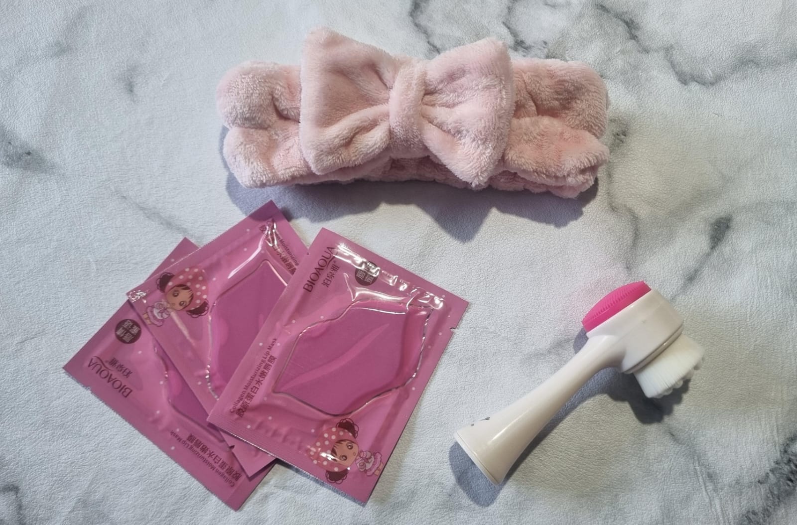 COMBO SKIN CARE - COMBO ROSA - CEPILLO DUO + VINCHA SPA + 3 MASCARILLAS DE LABIOS - Imagen 2