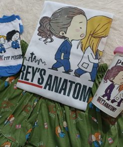 COMBO GREYS ANATOMY - PIJAMAS CORTOS- PIJAMA + VASO TERMICO + MEDIAS