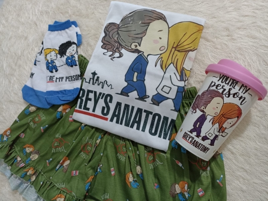 COMBO GREYS ANATOMY - PIJAMAS CORTOS- PIJAMA + VASO TERMICO + MEDIAS