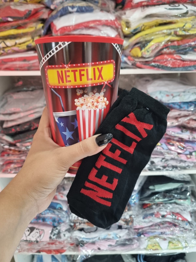 COMBO NETFLIX – VASO Y MEDIAS – Obsidiana Makeup | Maquillaje Original