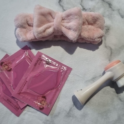COMBO SKIN CARE - COMBO ROSA - CEPILLO DUO + VINCHA SPA + 3 MASCARILLAS DE LABIOS